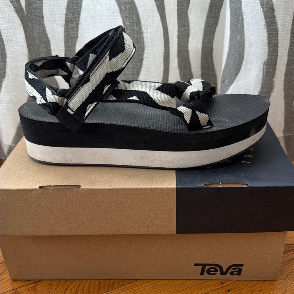 Teva Universal Black and White Platform Sandals size 8